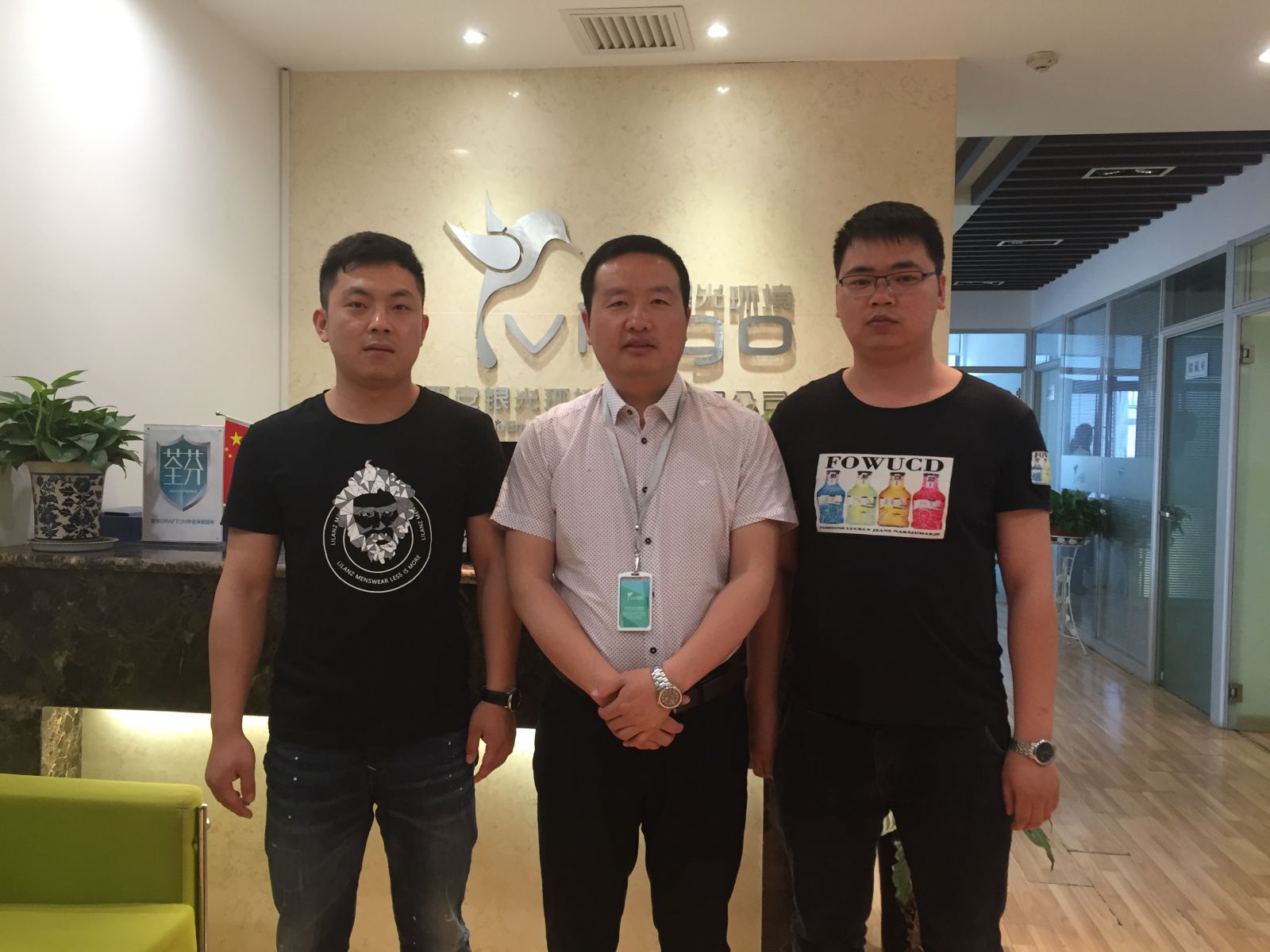 招商部運營(yíng)總監和九江服務(wù)商合影