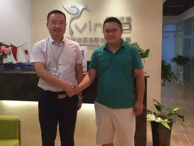 貴陽(yáng)服務(wù)商和招商總監合影