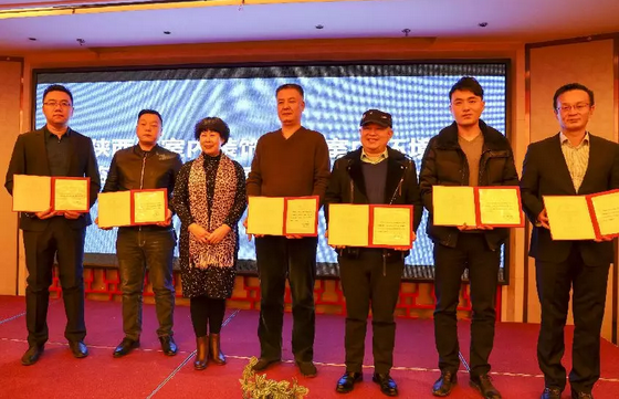 賀會(huì )長(cháng)為凈化委主任、副主任、秘書(shū)長(cháng)頒發(fā)證書(shū)