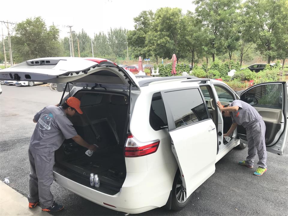 車(chē)內后備箱墊子全方位噴涂施工