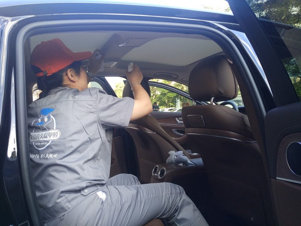 汽車(chē)頂面長(cháng)效除醛劑噴涂施工