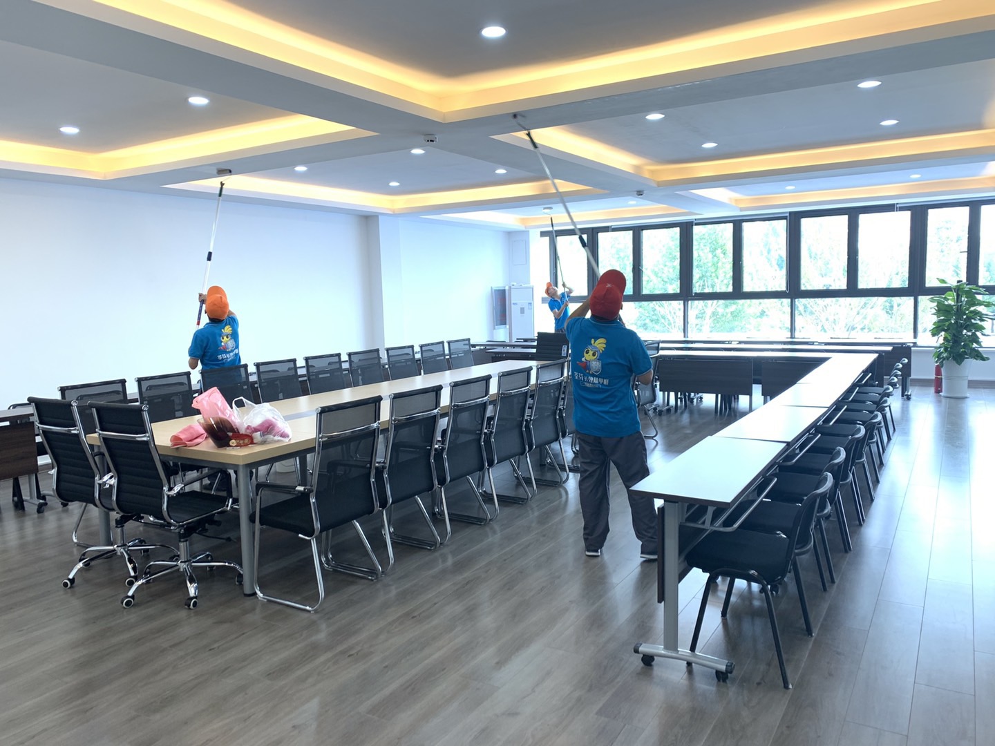 會(huì )議室墻面滾筒全方位施工治理
